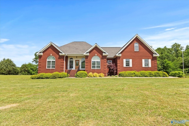 view of front of house featuring brick siding and a front yard