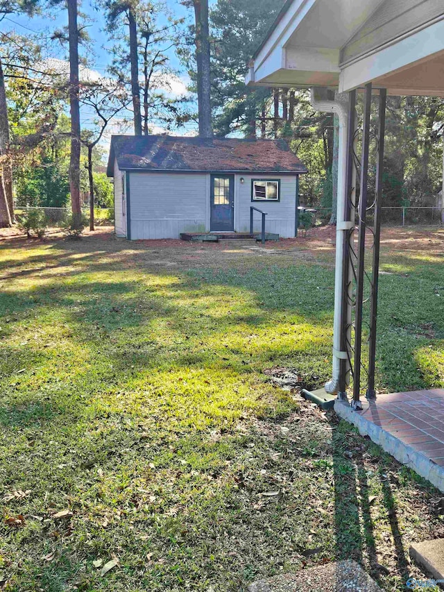 view of yard with an outbuilding