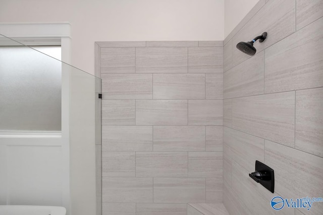 bathroom featuring tiled shower