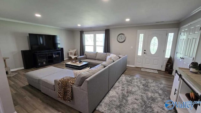 living area featuring recessed lighting, baseboards, ornamental molding, and wood finished floors