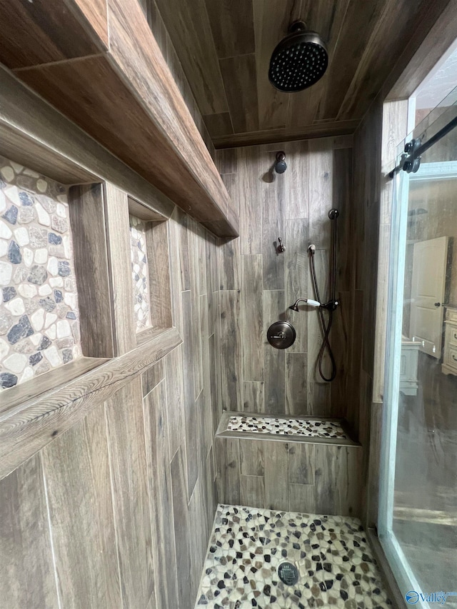 bathroom featuring a healthy amount of sunlight and tiled shower