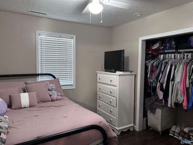 1020 County Road 92, Cedar Bluff, AL 35959 - bedroom featuring dark wood-type flooring, a closet, a textured ceiling, and a ceiling fan