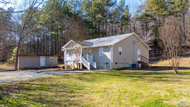 view of front of property featuring a front yard