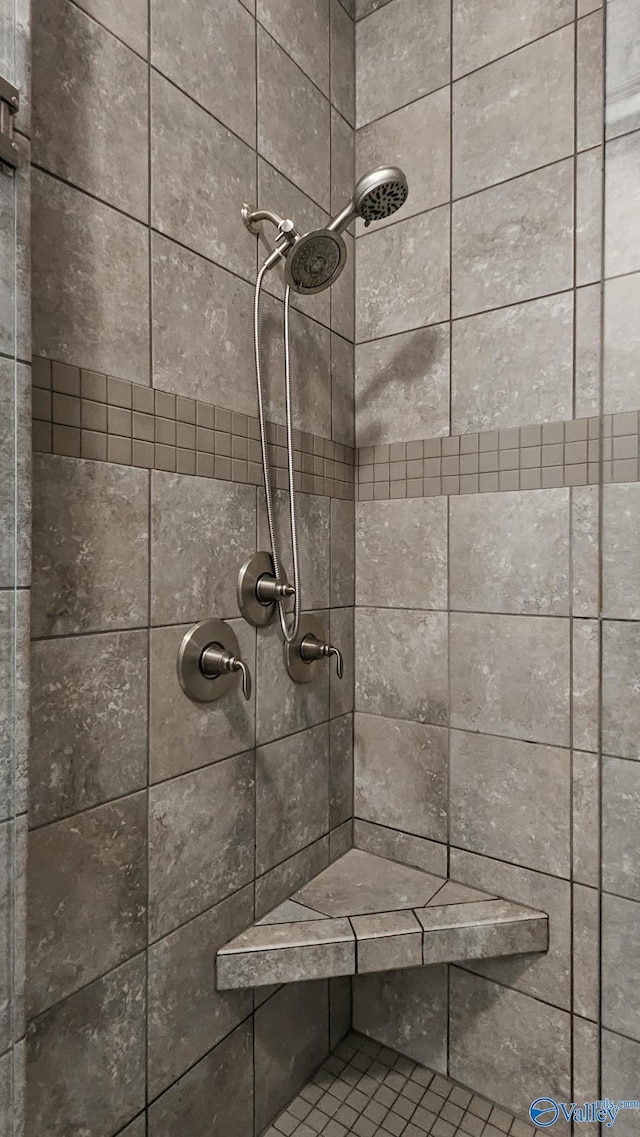 bathroom featuring tiled shower