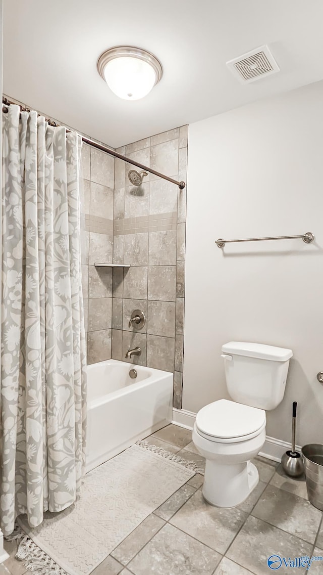 bathroom with visible vents, toilet, shower / bath combo with shower curtain, and baseboards