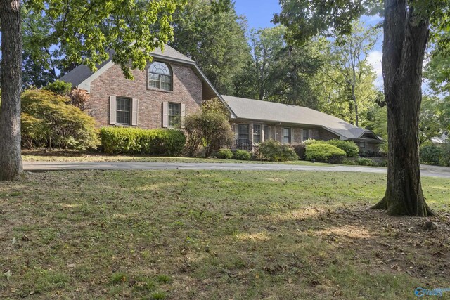 view of front facade featuring a front lawn