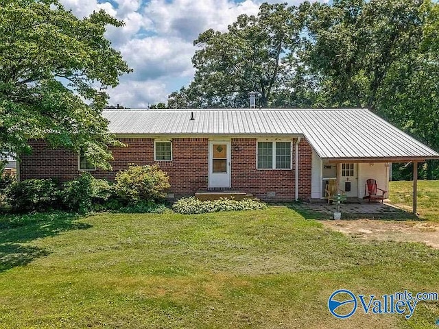 single story home with a front yard