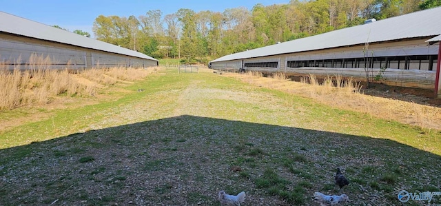 view of yard with an outbuilding