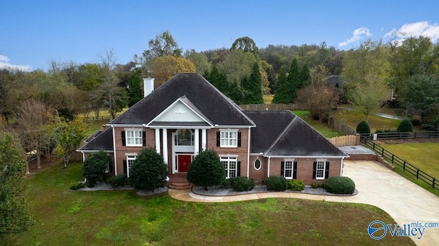 view of front of property featuring a front lawn