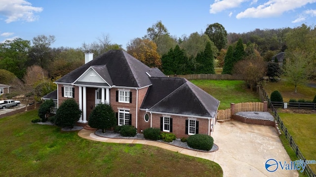 view of front of home featuring a front lawn