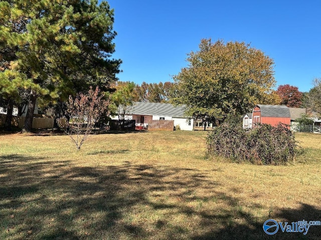 view of yard with a shed