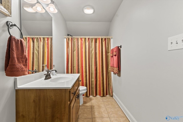 full bathroom featuring baseboards, toilet, tile patterned floors, vanity, and a shower with curtain