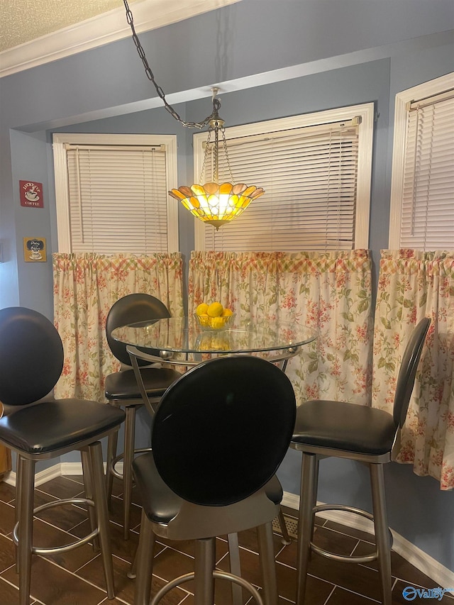 dining space featuring ornamental molding