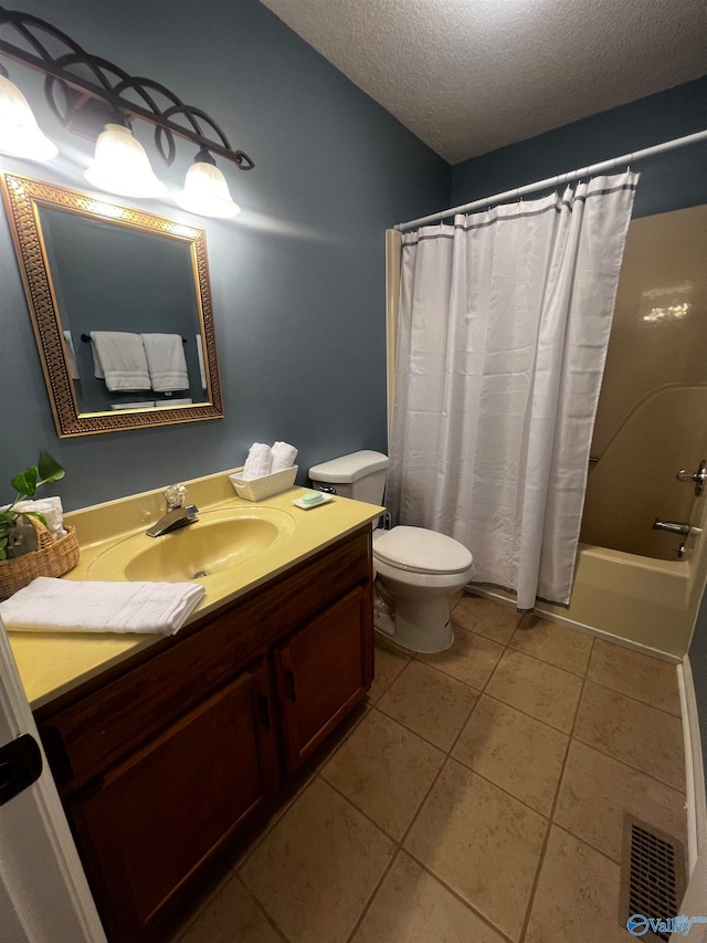 full bathroom featuring visible vents, toilet, shower / bath combo with shower curtain, a textured ceiling, and tile patterned flooring