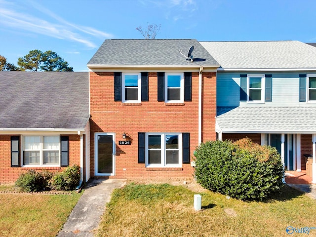 view of front facade featuring a front yard