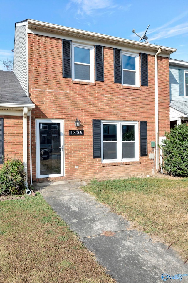 view of front facade with a front lawn