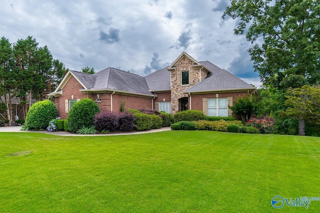 view of front of home featuring a front lawn