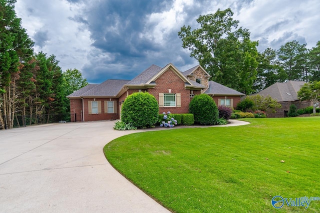 craftsman house featuring a front yard