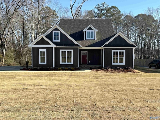 view of front of house featuring a front lawn