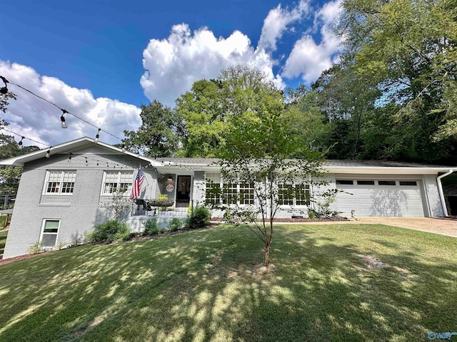 view of front of property featuring a front yard and a garage