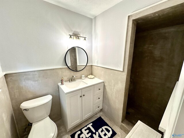 empty room with ceiling fan, carpet floors, and a textured ceiling