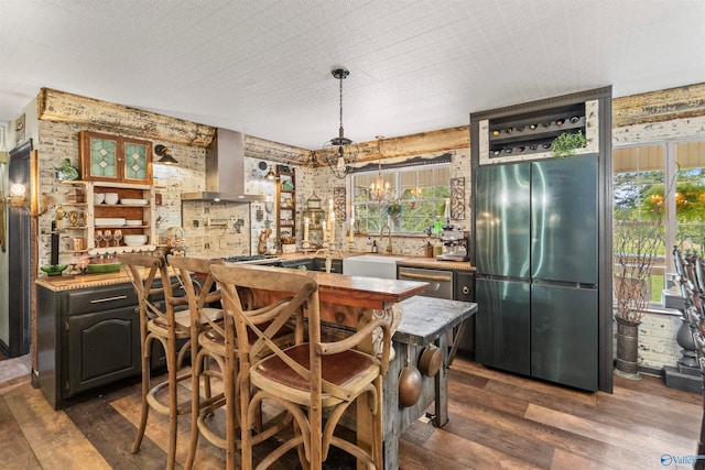 dining space with a notable chandelier, dark hardwood / wood-style flooring, sink, and plenty of natural light