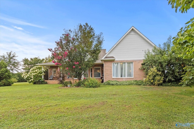 view of front facade with a front yard