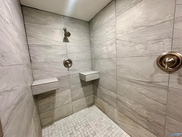 bathroom featuring a tile shower