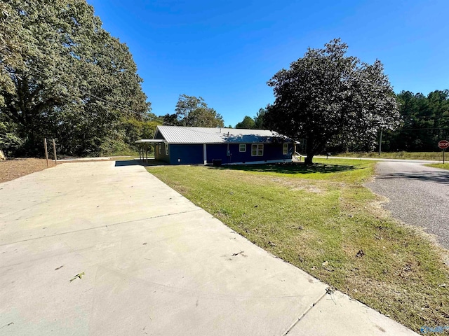 view of front of home featuring a front lawn