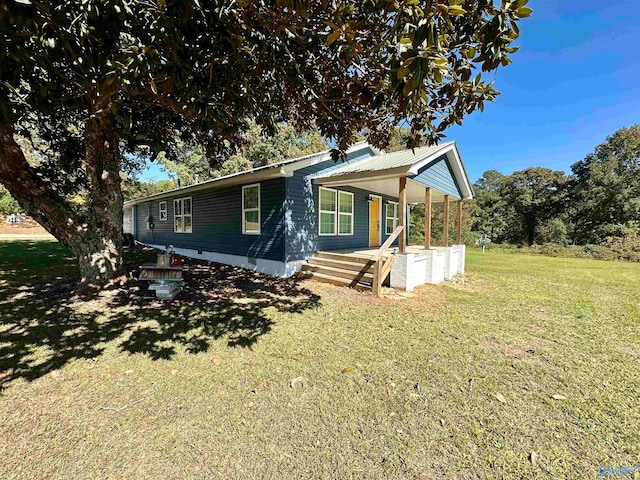 view of front facade featuring a front yard