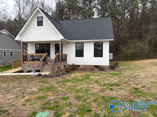 modern farmhouse featuring covered porch, a front lawn, crawl space, and a shingled roof