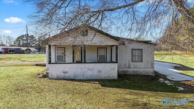 exterior space with a porch and a front yard