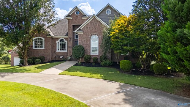 view of front facade featuring a front lawn