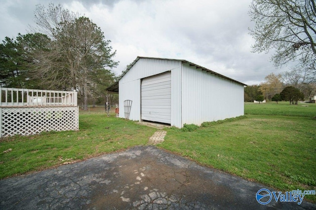 view of outdoor structure featuring an outbuilding