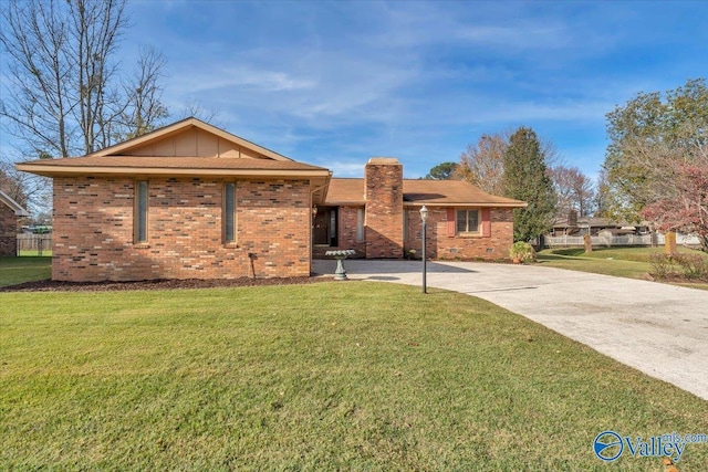 single story home featuring a front lawn