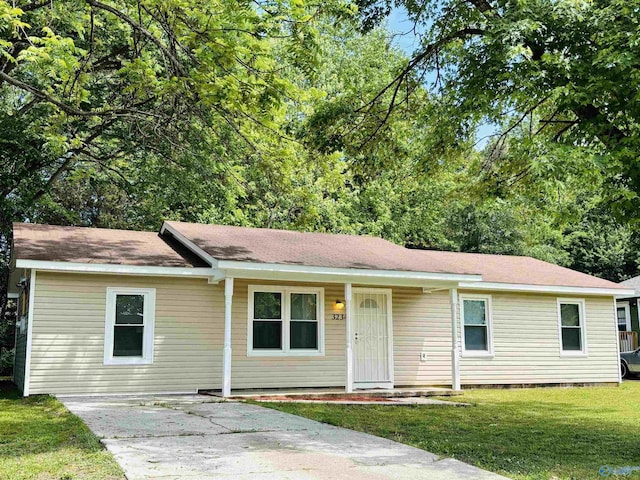ranch-style house featuring driveway, a porch, a front lawn, and crawl space