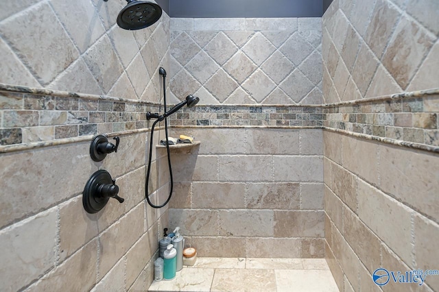 bathroom featuring a tile shower