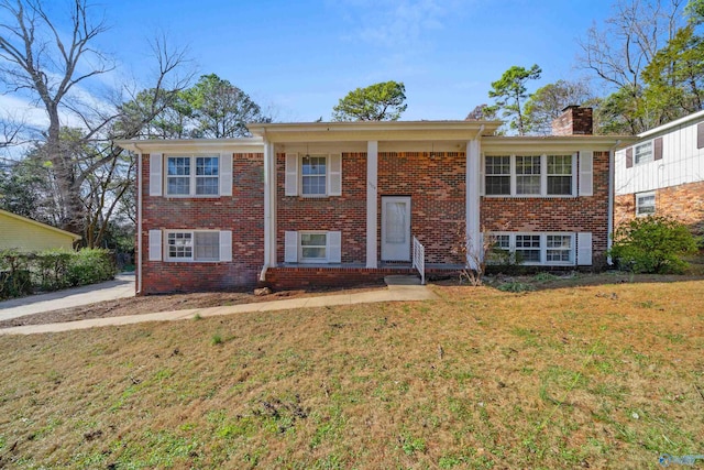 split foyer home with a front yard