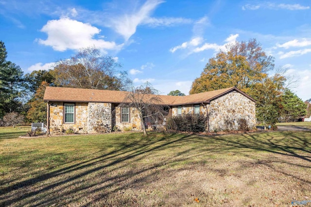 single story home featuring a front lawn