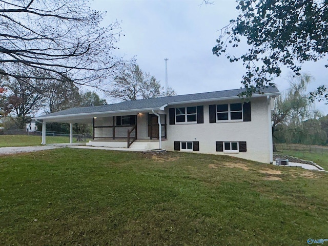 view of front facade featuring a front yard and a carport