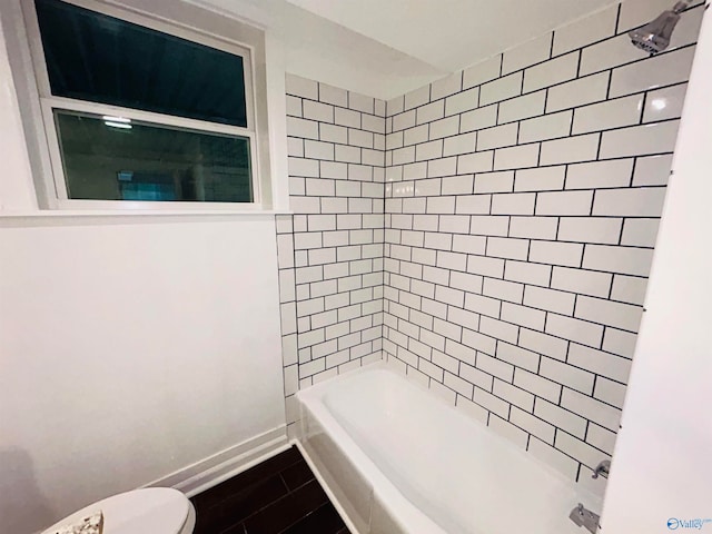 bathroom with tiled shower / bath and toilet