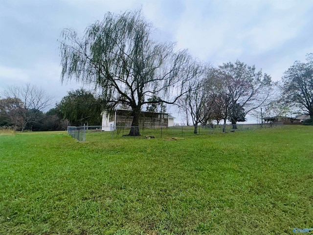 view of yard featuring a rural view