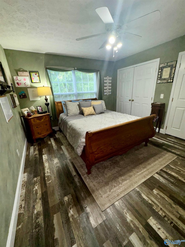 bedroom featuring ceiling fan, a closet, a textured ceiling, and dark hardwood / wood-style floors