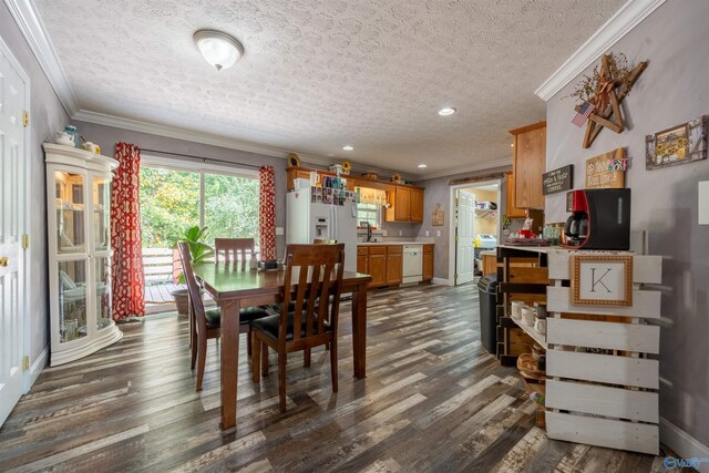 living room featuring hardwood / wood-style floors, ornamental molding, and ceiling fan