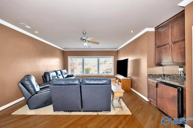 living room with light wood-style flooring, recessed lighting, ceiling fan, and baseboards
