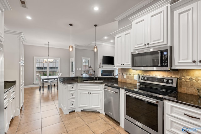 kitchen with white cabinetry, a sink, visible vents, stainless steel appliances, and a peninsula