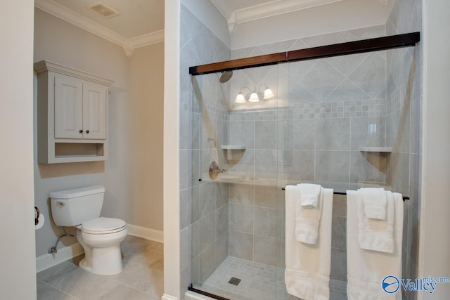 bathroom featuring toilet, visible vents, baseboards, a shower stall, and crown molding