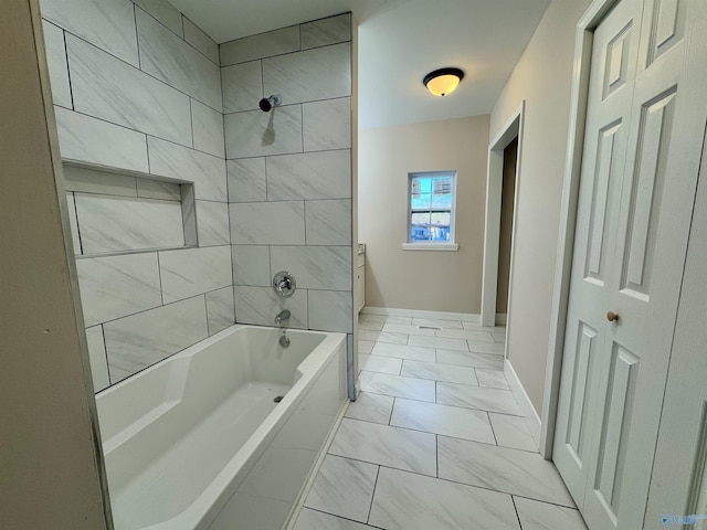 bathroom with tiled shower / bath