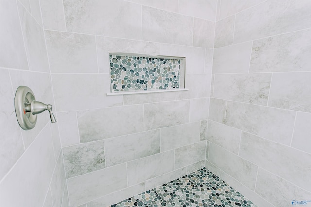 full bathroom featuring a tile shower