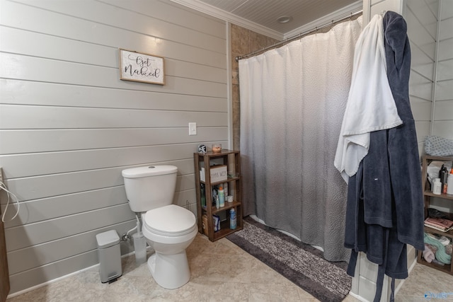 full bath featuring curtained shower, tile patterned flooring, toilet, and crown molding